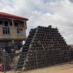 Lkw Achsen gestapelt bis zum zweiten Stock