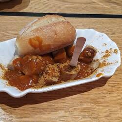 Mittags Currywurst