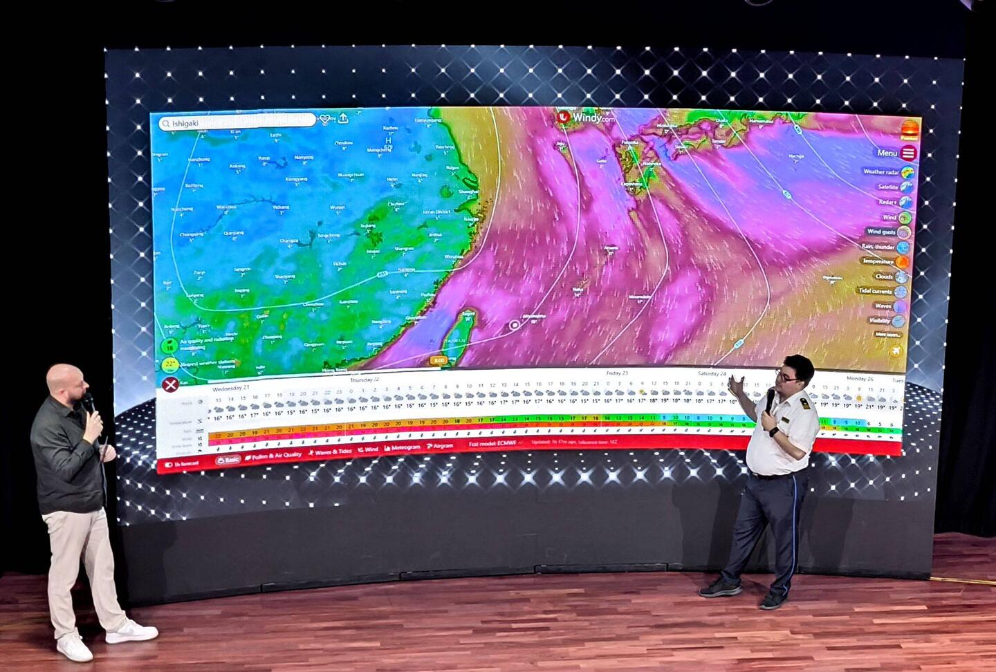 Der Erste Offizier erklärt die Wetterlage.