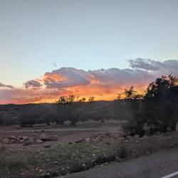 Dramatischer Sonnenuntergang, wie der Tag selbst