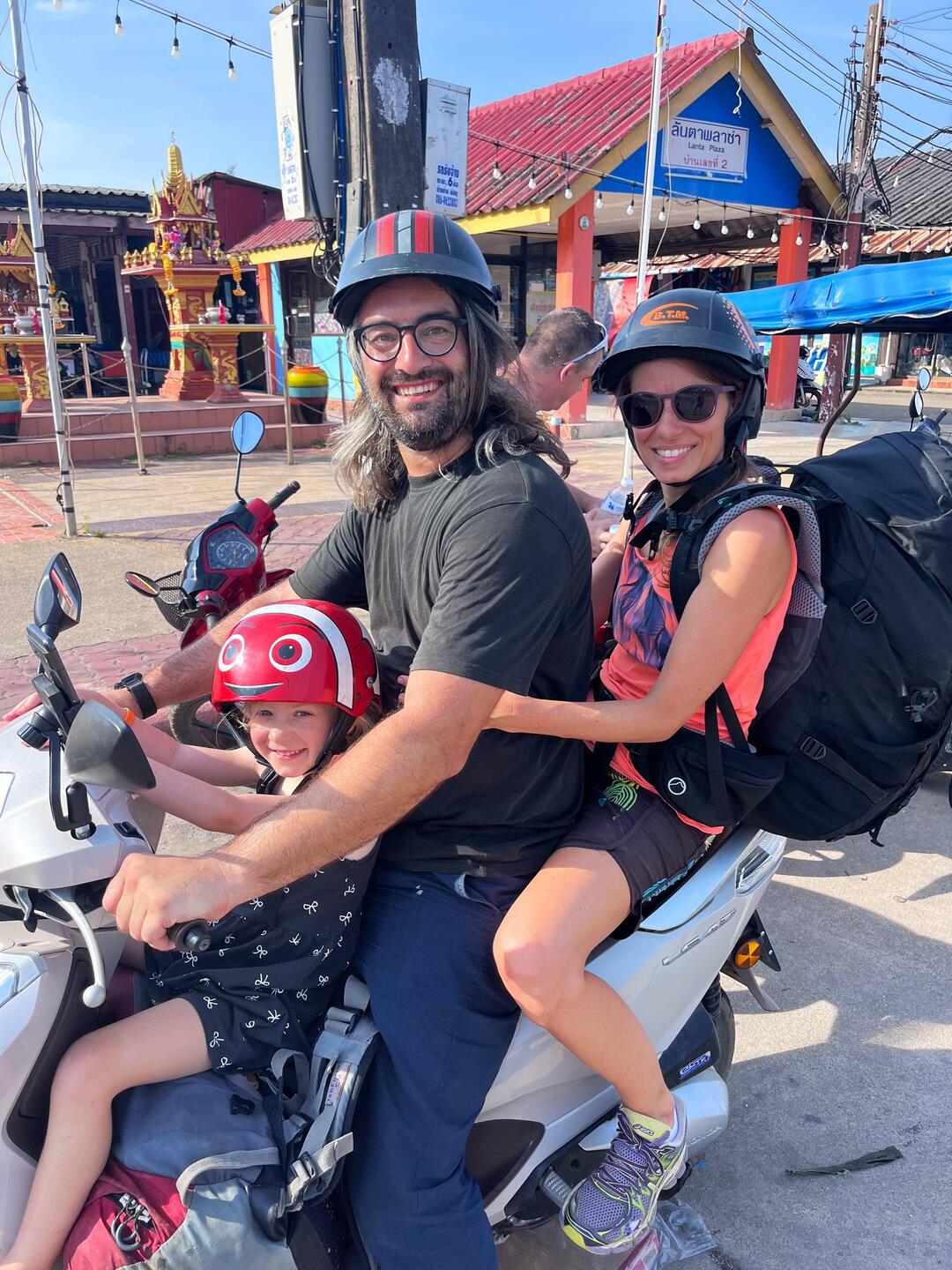 Fiona sitzt auf dem querliegenden Rucksack🫣