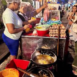 Typisch: mit Ei und Rindfleisch gefüllte Arepas auf meiner Streetfoodtour