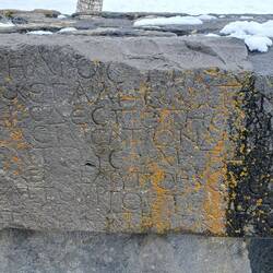 Dal greco, la dedica ad Helios (il Sol Invictus per i romani)