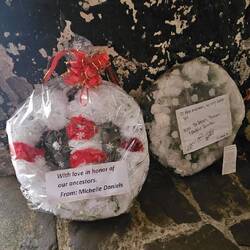 Viele Menschen haben überall Kränze im Gedenken gelegt