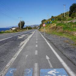 Verdreckter Radweg an der Nebenstrecke