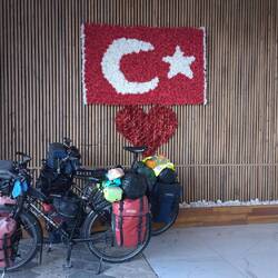 Am Eingang der Mall in Gazipasa