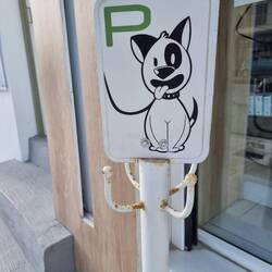 Hier hat es einen Hundeständer ;).