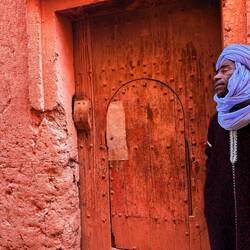 Türe vor der Koranschule und unser Führer Abdul