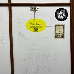 Auch auf der Flughafentoilette habe die vielen deutschen Touristen ihre Spuren hinterlassen