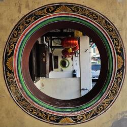 Frauen konnten nicht mehr gehen. Kommunizieren mit Nachbarn durch die Löcher.