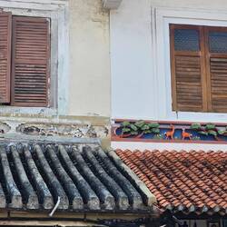 Chinesische Verzierungen an den Häusern.