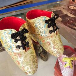 So sahen die Schuhe aus. 9 cm lang. Das Bild der Füße zeige ich nicht.