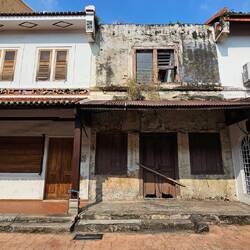 Und in der mitte ein verfallenes Haus. Warum? Zu teuer, um es zu sanieren.