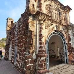 Überreste des Eingangs der Portugiesischen Festung.