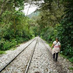 Immer entlang der Zuggleise.