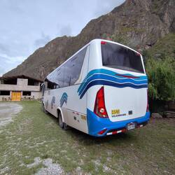 Der Bus sieht nicht aus wie ein Rennauto aber der Fahrer gibt alles im Rally modus damit!!!
