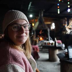 Auf dem Pass gibt es eine heisse Schokolade und Schoggicroissant für Bigna in der Alphütte.