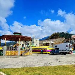 Mitten auf dem Dorfplatz🤣