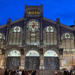 Markthalle im blauen Abendlicht