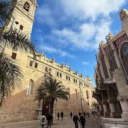 Rechts: Europas größte Markthalle - wäre sicherlich ein Erlebnis ...