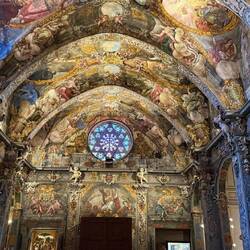 ... es gibt keine Stelle in der Kirche, in der kein Gemälde ist!