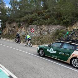 ... Pass hoch und Pass runter hunderte von Radsportler, kaum zu überholen 😬