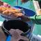 achat de crevettes , en pleine mer.