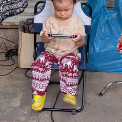 So werden die Kinder auf dem Markt ruhig gehalten 😂