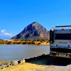 Links vom Fels ein Vulkan