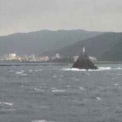 Der Hafen von Naze im Hintergrund