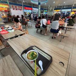 Wantan-Nudel-Suppe im Tiong Bahru Hawker Markt
