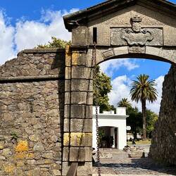 Portón de Campo: Das rekonstruierte Stadttor mit Zugbrücke