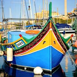 Traditionelles maltesisches "Luzzu" im sicheren Hafen