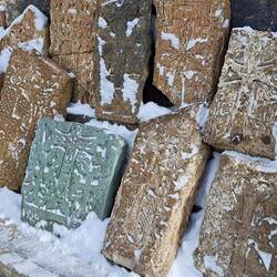 Una croce non fatta di tufo🤣