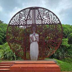 L'œuvre rend hommage à Te Maro, un chef important de l'iwi Ngāti Oneone tué à l'arrivée de J.Cook