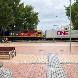 Mitten durch das Stadtzentrum von Hastings rattert der Güterzug