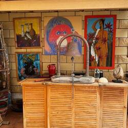 Outdoor kitchen kunstvoll umrahmt