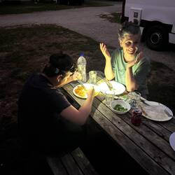 Nur Janosch möchte alle Zwiebeln rauspicken, Gian hilft ihm dabei. Bis zum Eindunkeln...