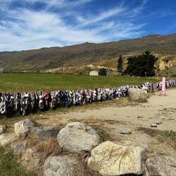Der Bra Fence: vor 20 Jahren war er ungefähr 1km lang entlang der Strasse. Nun nur noch einige Meter