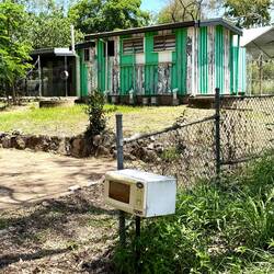 alte Microwelle als Briefkasten