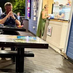 der Vogel gehört wohl schon zur Belegschaft 😉