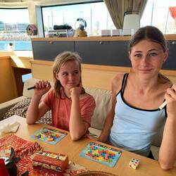 Derweil vergnügen sich Elisabeth und Romy