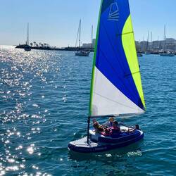 Kinderlein und Hunde genießen die gemeinsame Zeit