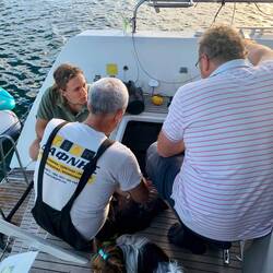 Christian, Sebastian, Bent und Peter schauen sich das neu einzusetzende Brett an..