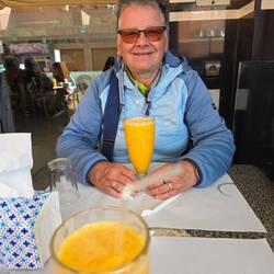 Ein frischer O-Saft, das Trinkröhrchen steht.