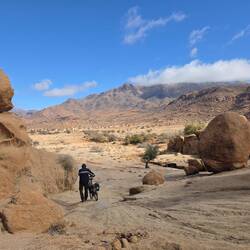 Hier geht's bergab zur Straße zurück.