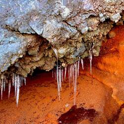 Faszinierend die Eiszapfen und die geologischen Strukturen