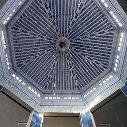 Decke des Hotels am Eingang