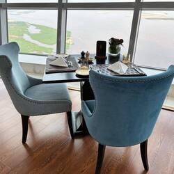 Aus dem Drehrestaurant in der obersten Etage genießt man einen herrlichen Blick auf den Kongo