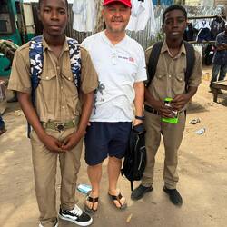 Die beiden Schüler mussten für ein Touristenbild herhalten